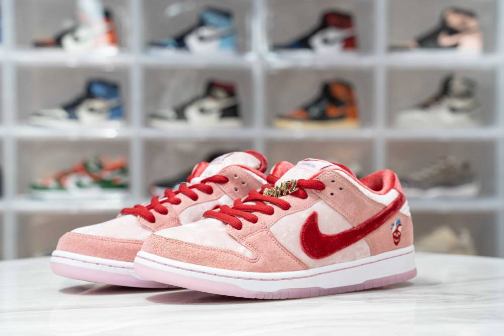 StrangeLove x Dunk Low SB 'Valentine's Day'